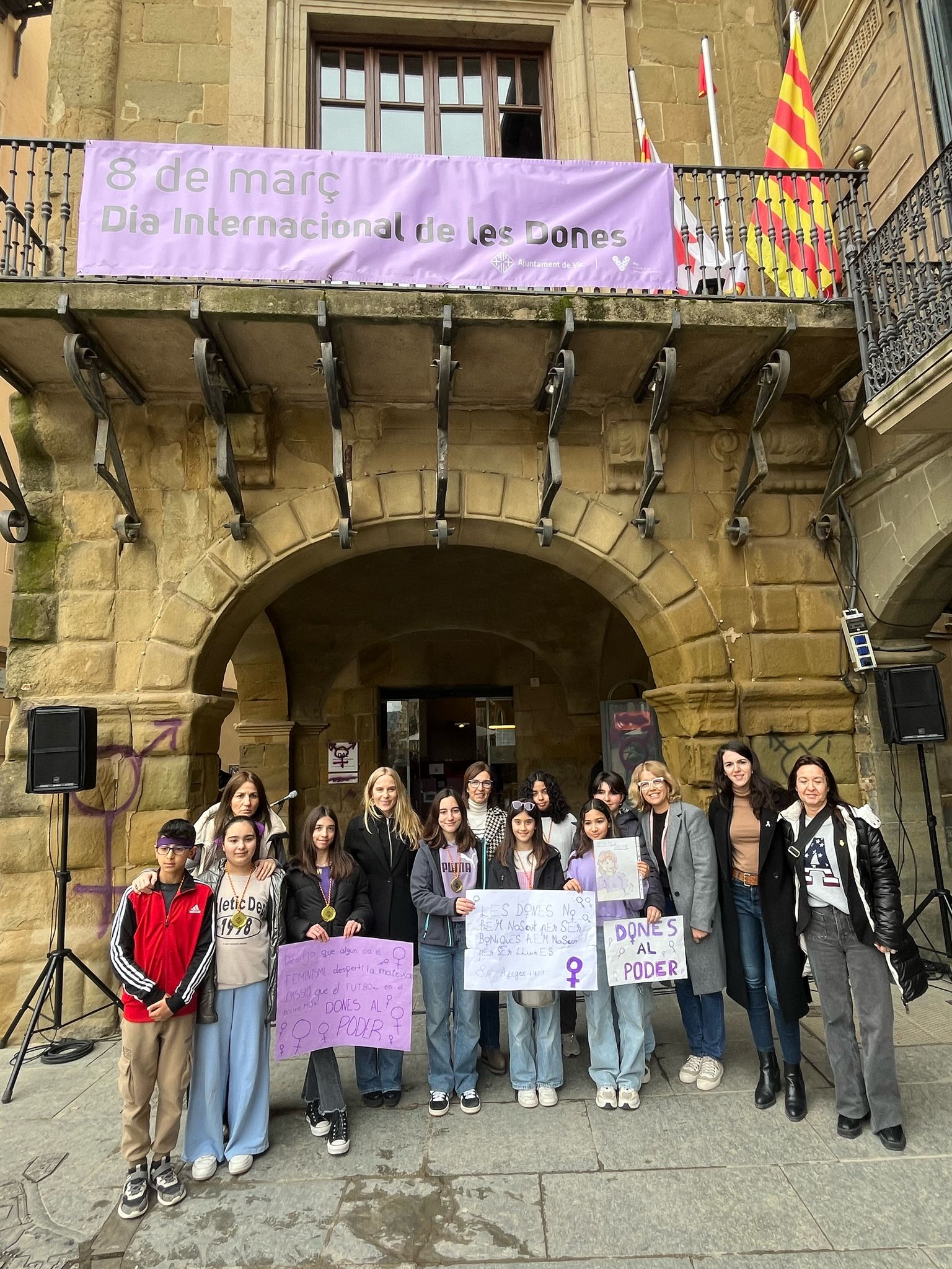 Acte institucional del 8M a Vic amb el Consistori Infantil i regidores de l’Ajuntament de Vic